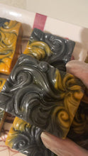 Laden und Abspielen von Videos im Galerie-Viewer, Turmeric &amp; Charcoal Dual-Action Soap
